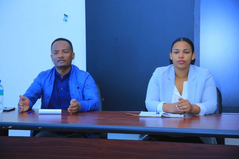 ዛሬ የካቲት 10/2016 ዓ.ም የሲዳማ ክልል ሕብረተሰብ ጤና ኢንስቲትዩት ከሲዳማ ክልል ጤና ብሮ ጋር በመሆን በክልሉ የተከሰተው የኩፍኝ በሽታ  ወረርሽኝ ስርጭት ያለበት ደረጃ ገምግሞ በቀጣይ ስርጭቱ ለማስቆም የሚያስችል አቅጣጫም አስቀምጧል ።