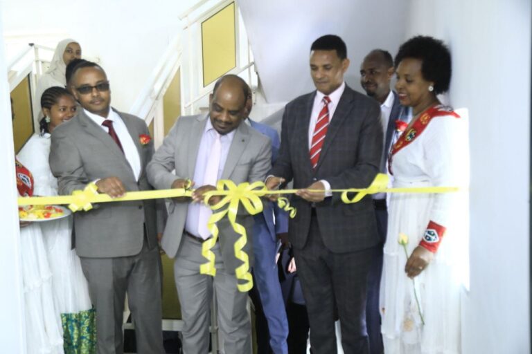 የጤናውን ሴክተር አንድ እርምጃ ወደፊት ሊያራምደው የሚችል ለበሽታ ቅኝትና ምርምር አገልግሎት የሚውል የተቀናጀ የተላላፊ በሽታ ተዋስያን የዘረ-መል ምርመራ እና ባዮኢንፎርማቲክስ ፕሮግራም ስራ ሊጀመር መሆኑ ተገለጸ፡፡