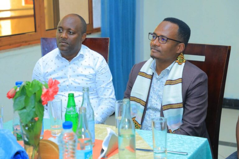 ከአዲስ አበባ ከተማ አስተዳደር ጤና ቢሮ ከተለያዩ የስራ ክፍሎች የተውጣጡ ዳይሬክተሮች እና ባለሙያዎች በሲዳማ ክልላዊ መንግስት የሕብረተሰብ ጤና ኢንስትቲዩት የስራ ልምድ ልውውጥ አደረጉ ።