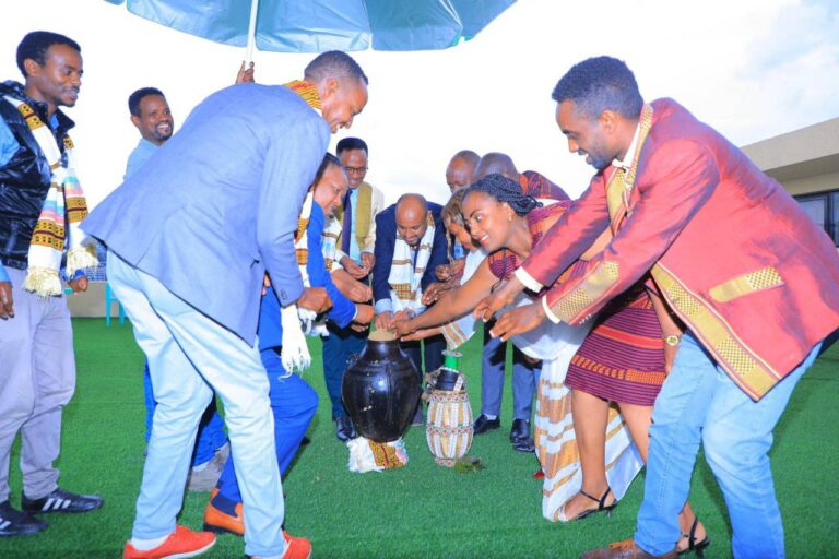 የሲዳማ ሕብረተሰብ ጤና ኢንስቲትዩት ማኔጅመት አባላትና ሰራተኞች በዛሬው ዕለት የፍቼ ጫንበላላ በዓል በደማቅ ሁኔታ አክብረዋል፡፡