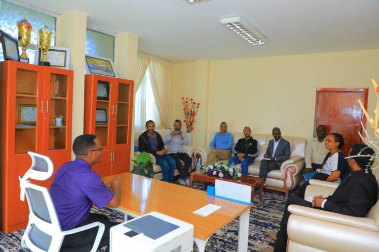 ከትግራይ ክልል ጤና ምርምር እንስቲትዩት ከተለያዩ የስራ ክፍሎች የተወጣጡ ዳይሬክተሮች እና ባለሙያዎች በሲዳማ ክልል ሕብረተሰብ ጤና ኢንስትቲዩት የስራ ልምድ ልውውጥ አደረጉ።