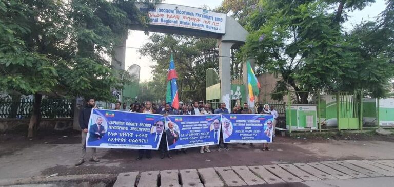 በሲዳማ ክልል ”ለሰላማችን ዘብ እንቆማለን ለውጡን እናጸናለን! ” በሚል መሪ ቃል የለውጡን መንግስት ስድስተኛ ዓመት የሚደግፍ ሕዝባዊ የድጋፍ ሰልፍ አካል የሆነው የክልሉ ማዕከል መ/ቤቶች ሠራተኞች ፣ ሰሜናዊ ዞን እና ሀዋሳ ከተማ ነዋሪዎችን ያካተተው በዚህ ሰዓት በደማቅ ሁኔታ እየተካሄደ ይገኛል ።