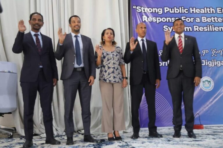 ጠንካራ የሕብረተሰብ ጤና አደጋ ምላሽ ለማይበገር የጤና ስርዓት ግንባታ’ በሚል መሪ ቃል የጤናው ዘርፍ ከፍተኛ የመንግሰት ኃላፊዎች እና መንግስታዊ ያልሆኑ ድርጅቶች ኃላፊዎች የተሳተፉበት የንቅናቄ መድረክ በጅግጅጋ ከተማ ተካሄደ።