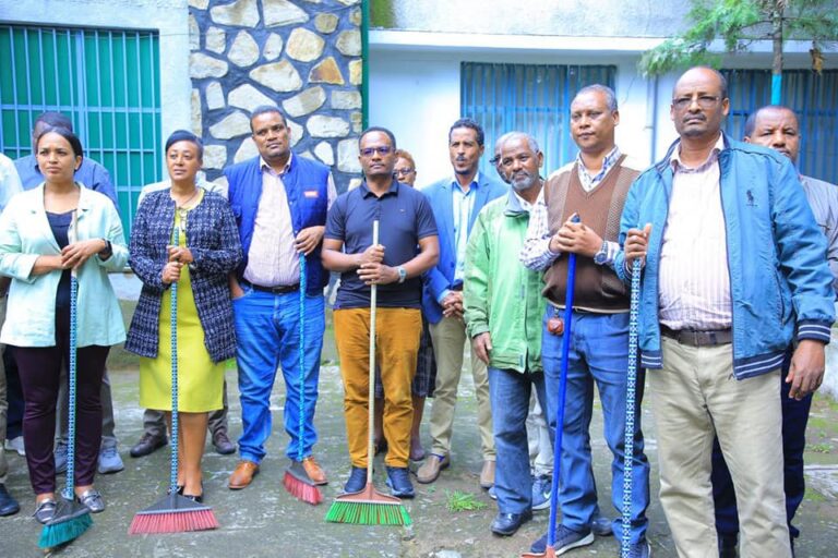 የሲዳማ ክልል ጤና ቢሮ አመራሮች እና ሰራተኞች በዛሬው እለት ሳምንታዊ የጽዳት ዘመቻ አካሂደዋል ።