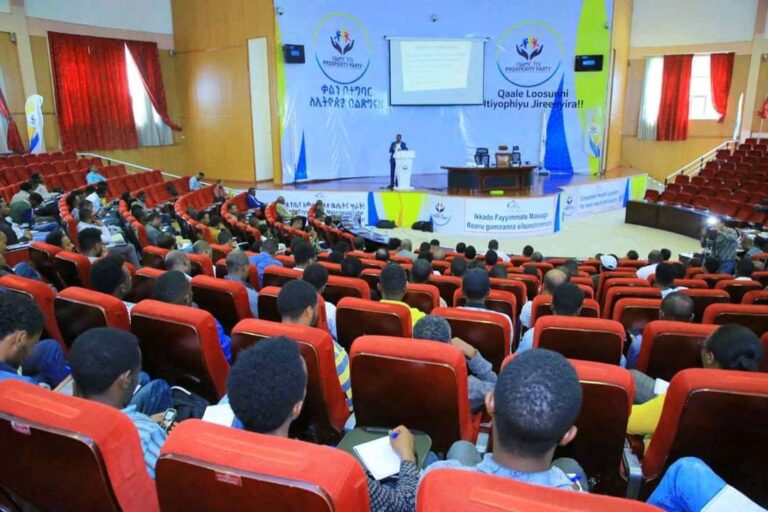 በሲዳማ ብ/ክልላዊ መንግስት ጤና ቢሮ በዛሬው ዕለት ለጤና አመራሮችና ለጤና ተቋማት ኃላፊዎች ”ብቁ የጤና አመራር ለላቀ ውጤት እና ጥራት ” በሚል መሪ ቃል ለሶስት ቀናት የሚሰጠው ስልጠና ማስጀመሪያ ፕሮግራም ተካሄደ ::