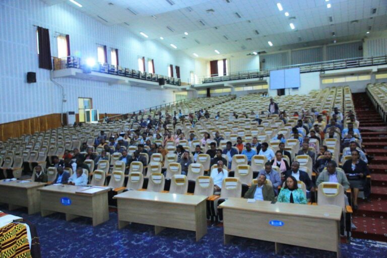 የሲዳማ ክልል ጤና ቢሮ እና የተጠሪ ተቋማት የፓርቲ አባላትና ደጋፊዎች ሠራተኞች በብልፅግና ፓርቲ ንድፈ ሀሳብ ‘’ልሳነ- ብልፅግና’’ መፅሔት ላይ የጠንካራ ፓርቲ ግንባታ አቅጣጫዎች ዙሪያ ውይይት መድረክ እያካሄዱ ይገኛሉ፡፡