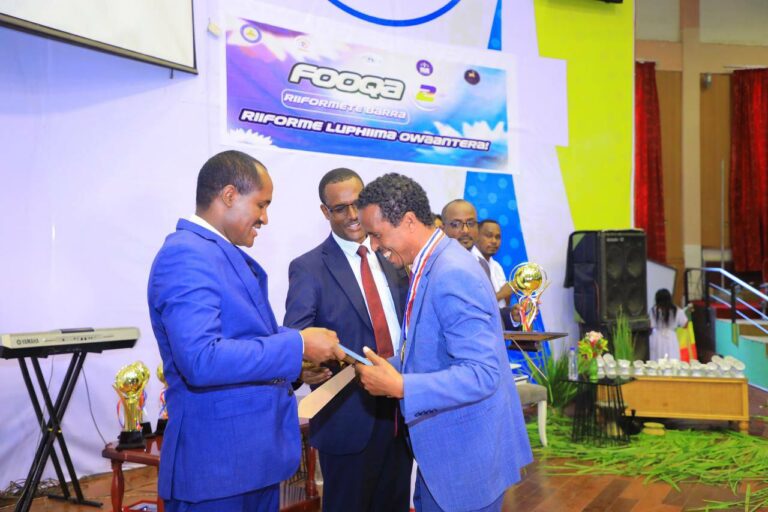 የሲዳማ ሕብረተስብ ጤና ኢንስቲትዩት ከክልል ቢሮዎች በተደረገው የሥራ አፈጻጸም ውድድር ሁለተኛ በመሆን ከክልሉ ፕረዚዳንት ክቡር አቶ ደስታ ሌዳሞ እጅ የዋንጫና ዕውቅና ተሸላሚ ሆነ።