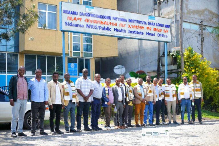 የኦሮሚያ ብሔራዊ ክልላዊ መንግስት ጤና ቢሮ ከሲዳማ ሕብረተሰብ ጤና ኢንስቲትዩት በጤና ኢንስቲትዩት አደረጃጀት ዙሪያ የልምድ ልውውጥ አደረገ።