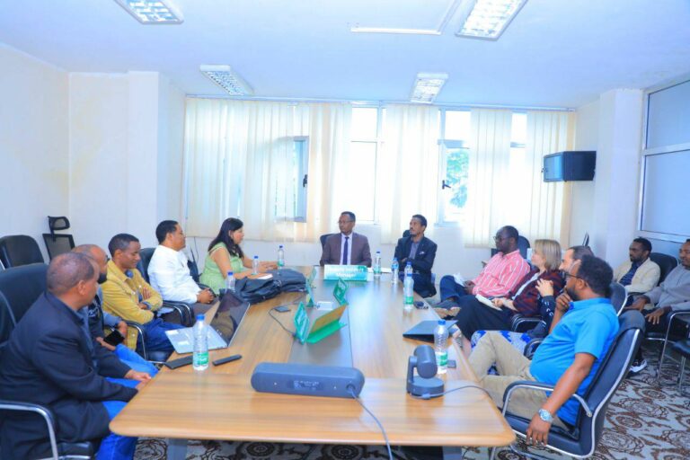 የሲዳማ ብሔራዊ ክልላዊ መንግስት ሕብረተስብ ጤና ኢንስቲትዩት ዋና ዳይሬክተር ዶ/ር ዳመነ ዳባልቄ ከዛምቢያ፤ ከኒጀር እና እና ከኢትዮጵያ የጀርመን ተራድኦ ድርጅት ማለትም የGIZ ፕሮጀክት የሆነውን “National Information platform Nutrition (NIPN) ፕሮጀክት ኃላፊዎችን በጽ/ቤታቸው ተቀብለው አነጋገሩ።