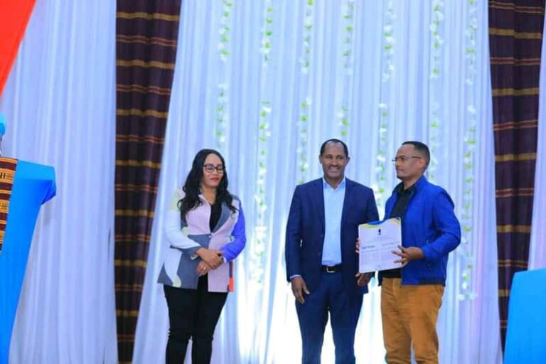 2016 ዓ.ም የክረምት ወራት የወጣቶች በጎ ፍቃድ አገልግሎት መዝጊያና የ2017 የበጋ ወራት የወጣቶች በጎ ፍቃድ አገልግሎት መክፈቻ ስነስርዓት የሲዳማ ክልል ርዕሰ መስተዳድር ክቡር አቶ ደስታ ሌዳሞ እጅ የሲዳማ ሕብረተስብ ጤና ኢንስቲትዩት የሰርተፊከት ተሽላሚ ሆነዋል።