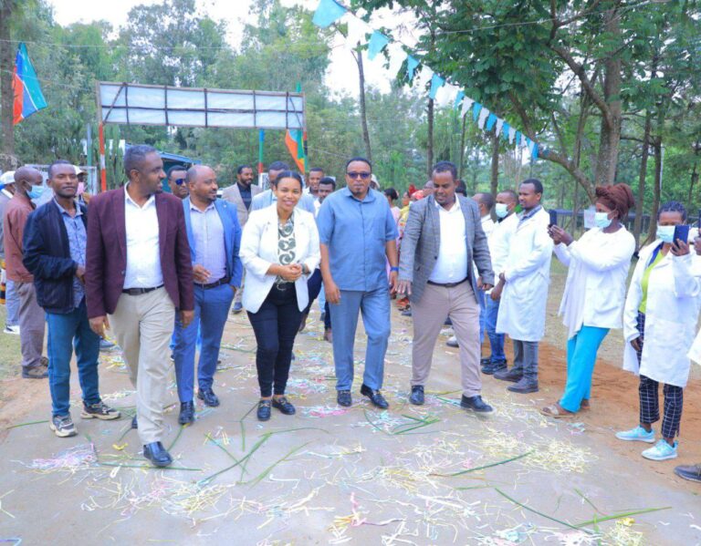 በሰሜናዊ ሲዳማ ዞን ቦርቻ ወረዳ በክልሉ ደረጃ በመጀመሪያ እና ሁለተኛ ዙሪ ቁልፍ አጀንዳ ተደርጎ በነበሩ ”ለውጤት እንስራ እና ለላቀ ውጤት እንስራ ” ኢንሼቲቮች የታደሱ ጤና ተቋማትን በክልሉ ጤና ቢሮ ኃላፊ ዶ/ር ሰላማዊት መንገሻ የሚመራ ቡድን ጉብኝት አደረጉ ።