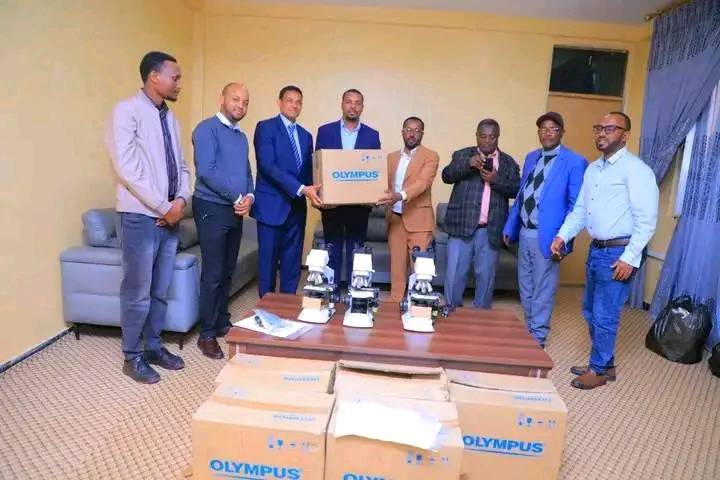 የኢትዮጵያ ሕብረተሰብ ጤና ኢንሰቲትዩት መንግሥታዊ ካልሆነ ድርጅት ICAP ጋር በመሆን ለሲ/ብ/ክ/መ/ ምስራቃዊ ሲዳማ ዞን ስር ላሉ ጤና ተቋማት የmicroscope ድጋፍ አደረጉ ::