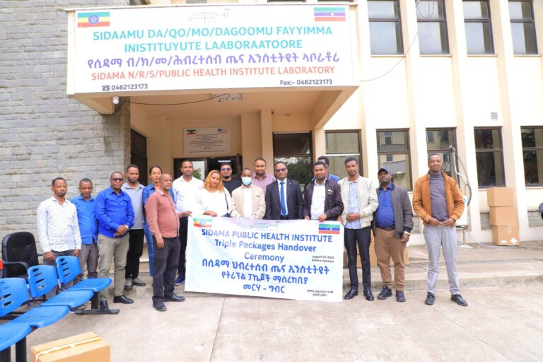የሲዳማ ብ/ክ/መ ህብረተሰብ ጤና ኢንስቲትዩት የላቦራቶሪ መሳሪያዎችን ለተቋማት ርክክብ አደረገ።
