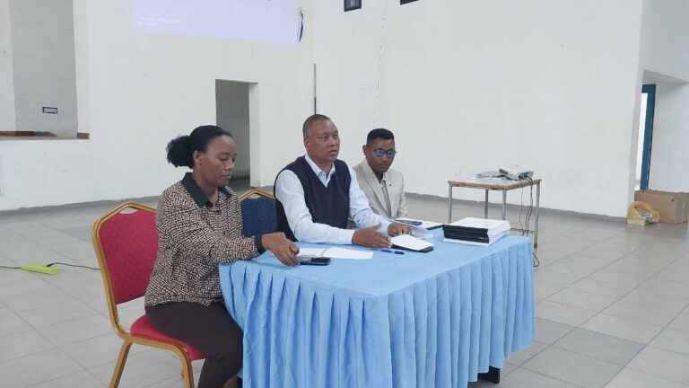 የሲዳማ ሕብረተስብ ጤና ኢንስቲትዩት የ2017 በጀት አመት የኤች አይ ቪ ቅኝት የሥራ አፈፃፀም ግምገማ ከባለድርሻ አካላት ጋር በመቀናጀት በሀዋሳ ከተማ እየገመገመ ይገኛል።