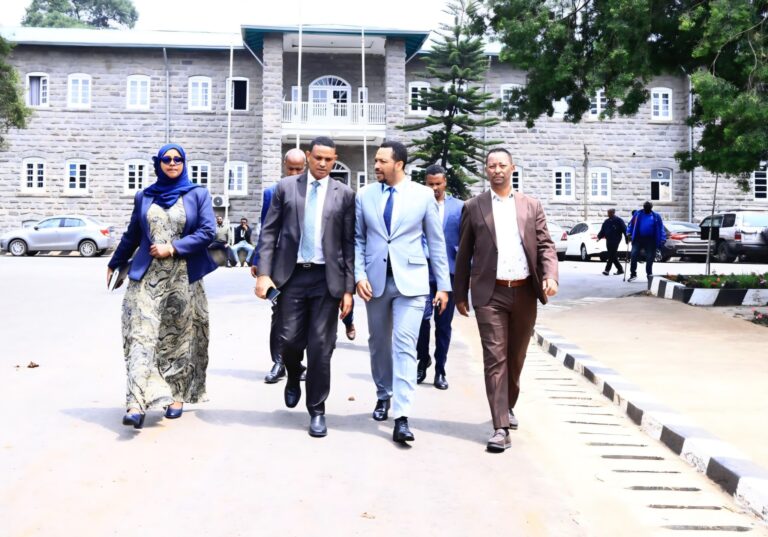 የጤና ሚኒስቴር ሚኒስትር ዴኤታ ዶ/ር ደረጀ ዱጉማ በኢትዮጵያ የሕብረተሰብ ጤና ኢንስቲትዩት እየተከናወኑ ያሉ የሪኢኖቬሽን ስራዎችን ጎበኙ፡፡