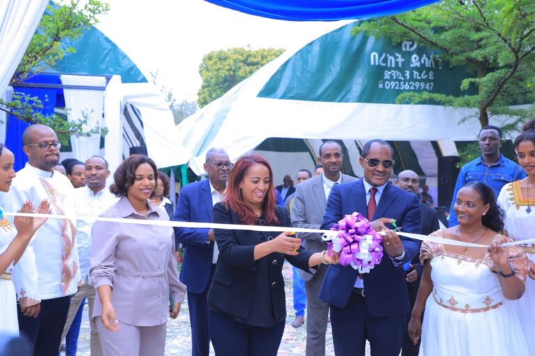 ርዕሰ መስተዳድር አቶ ደስታ ሌዳሞ በክልሉ መንግስት ለሜሪጆይ ኢትዮጵያ ሀዋሳ ማዕከል የአምቡላንስ መኪና እና 10 ሚሊዮን ብር ድጋፍ አደረጉ