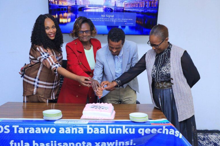 የሲዳማ ሕብረተስብ ጤና ኢንስቲትዩት አመራሮችና ሰራተኞች በዓለም አቀፍ ደረጃ ለ38ኛ በሀገራችን ለ37ኛ ለሚከበረው የኤች አይ ቪ ኤድስ ቀን”ተግዳሮቶችን በመቋቋም፣የኤች አይ ቪ/ኤድስ ምላሽን ዘላቂነት እናረጋግጥ!”እና በዓለም አቀፍ ደረጃ ለ33ኛ ጊዜ በኢትዮጵያ ደግሞ ለ19ኛ ጊዜ “ጥቃትን የማይታገስ ማህበረተሰብ ለትውልድ ዕድገት!” በሚል መሪ ቃል የፀረ-ፆታዊ ጥቃት (ነጭ ሪቫን) ቀንን በኢንስቲትዩት ደረጃ በተለያዩ ዝግጅቶች አክብረዋል፡፡