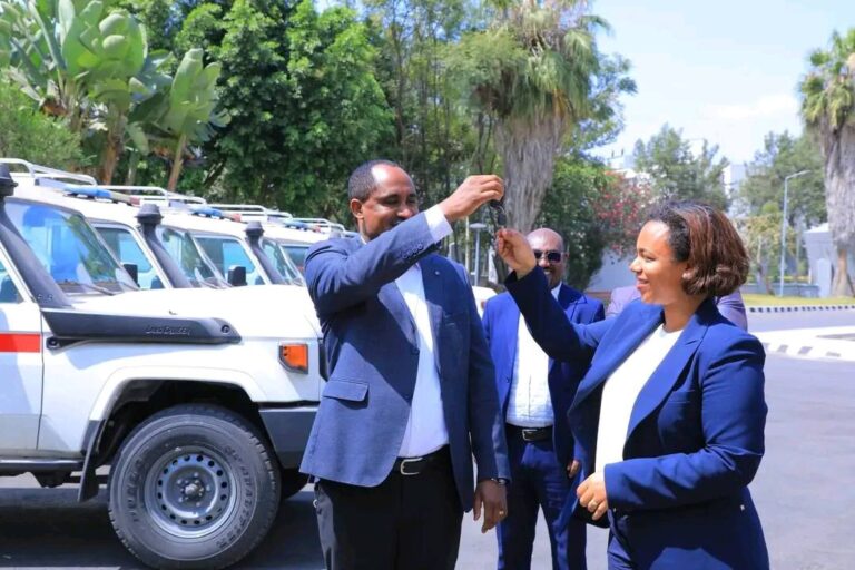 የጤና ሚኒስቴር ለሲዳማ ክልል የማርበርግ ቫይረስ በሽታን ለመከላከልና ለመቆጣጠር የሚውሉ አስፈላጊ ቁሳቁሶችንና የአንቡላንስ ድጋፍ አደረገ።