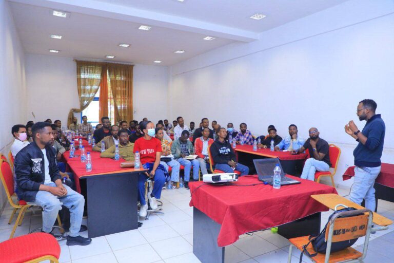 የጤና ሚኒስቴር ከሲዳማ ክልል ጤና ቢሮ ጋር በመተባበር ለጤና ኤክስቴንሽኖችና ለጤና ባለሙያዎች በማርበርግ ቫይረስ በሽታ ላይ ስልጠና እየሰጠ ነው።