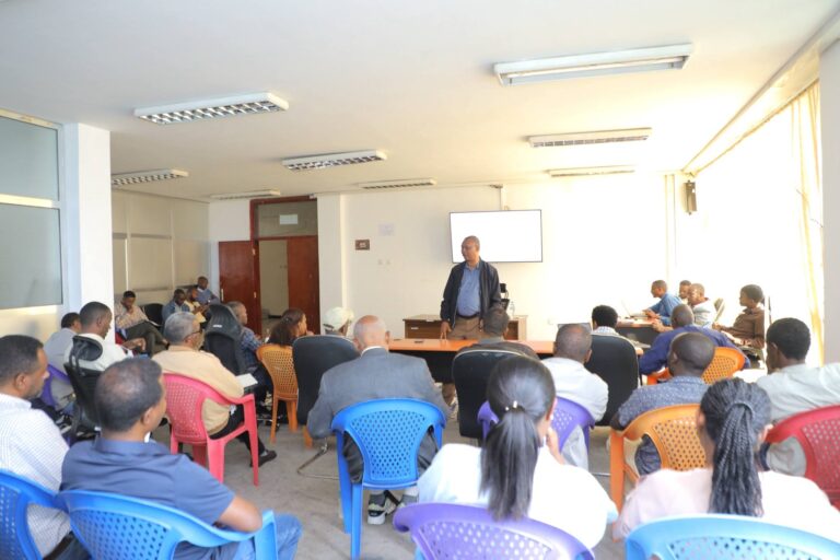 በሲዳማ ህብረተሰብ ጤና ኢንስቲትዩት በዛሬው ዕለት ከመጋቢት 18-21/2018 ዓ. ም ድረስ ለሚካሄደው 5ኛ ዙር የተቀናጀ የልጅነት ልምሻ /ፖሊዮ/ በሺታን መከላከያ ክትባት ዘመቻን አስመልክቶ ለክልሉ ከፍተኛ ባለሙያዎችና ለአጋር ድርጅቶች በድጋፋዊ ጉብኝት /Supervision / ላይ ሥልጠና ተሰጥቷል ።