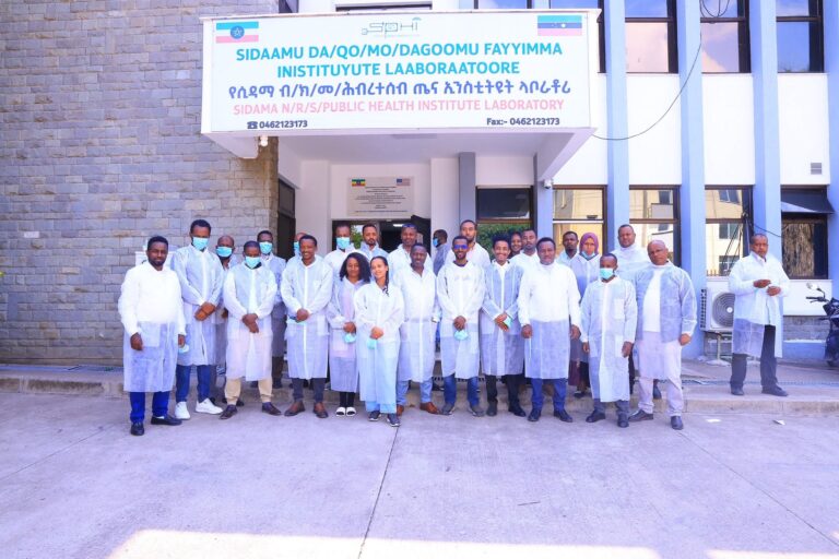 የኢትዮጵያ ሕብረተሰብ ጤና ኢንስቲትዩት ከሚዲያ አካላት ጋር የጋራ የምክክር መድረክ አካሄደ::የሲዳማ ክልላዊ መንግስት የሕብረተሰብ ጤና ኢንስቲትዩት ዘመናዊ ላብራቶሪም በሚዲያ ባለሙያዎች ተጎብኝቷል::