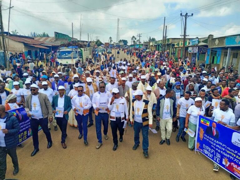 ኢትዮጵያን ወደ ተምሳሌት ሀገር” በሚል መሪ ቃል ለ7ኛው ሀገራዊ ጠቅላላ ምርጫ በክልል ደረጃ የብልፅግና ፓርቲ የ“ምረጡኝ” ቅስቀሳ በሀዋሳ ከተማ የአለማቀፍ እስታዲየም የሲዳማ ሕብረተሰብ ጤና ኢንሰቲትዩት አመራሮችና አባላት በነቂስ ወጥተው ድጋፋቸውን አሳይቷል ።