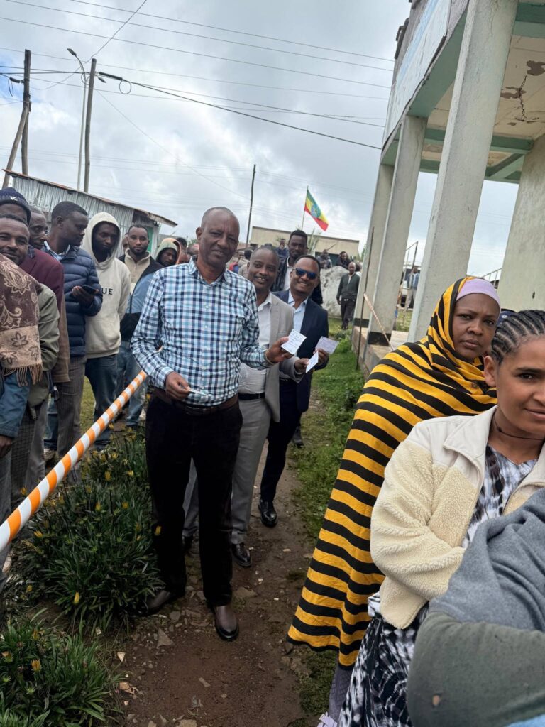 የሲዳማ ሕብረተሰብ ጤና ኢንሰቲትዩት ዋና ዳይረክተር ዶ/ር ዳመነ ዳባልቄ በሲዳማ ክልል በደቡባዊ ዞን በሁላ 01 ምርጫ ጣቢያ በመገኘት ድምፃቸዉን ሰጥቷል ::