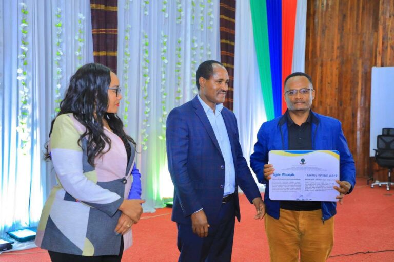 የ2016 ዓ.ም የክረምት ወራት የወጣቶች በጎ ፍቃድ አገልግሎት መዝጊያና የ2017 የበጋ ወራት የወጣቶች በጎ ፍቃድ አገልግሎት መክፈቻ ስነስርዓት የሲዳማ ክልል ርዕሰ መስተዳድር ክቡር አቶ ደስታ ሌዳሞ እጅ የሲዳማ ሕብረተስብ ጤና ኢንስቲትዩት ዋና ዳይሬክተር ዶ/ር ዳመነ ዳባልቄ የስርትፊከት ተሽላሚ ሆነዋል።