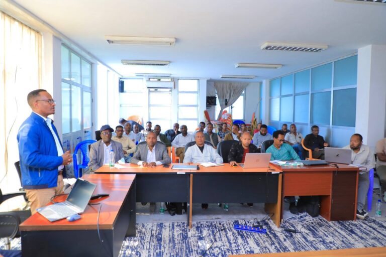 Today, the Sidama Public Health Institute (SPHI) hosted a research workshop focused on strengthening evidence-based health interventions across the region. In his opening remarks, SPHI Director General Dr. Damene Debalke emphasized that scientific research and data-driven evidence are vital for driving progress and improving healthcare performance.