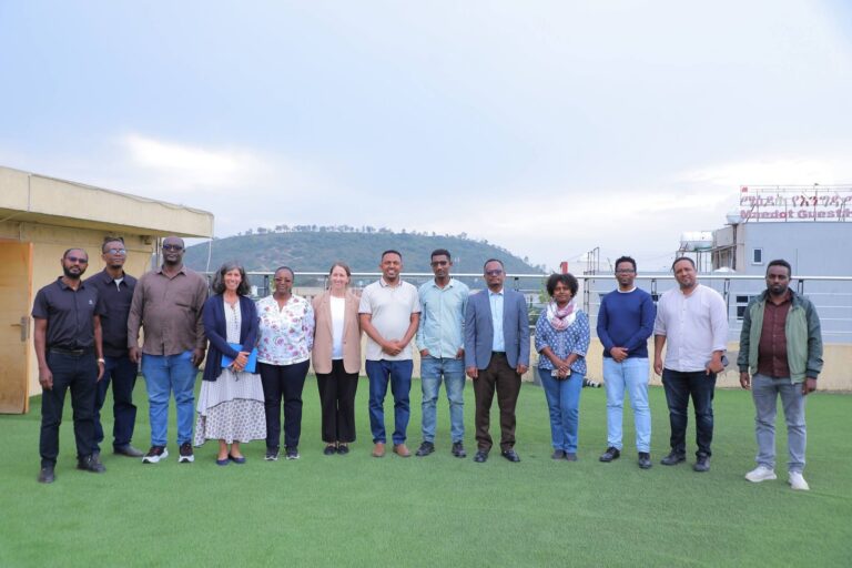 የዓለም አቀፉ ጌትስ ፋውንዴሽን ልዑካን በሲዳማ ክልል የህብረተሰብ ጤና አደጋ ቅኝትና ምላሽ ሥራዎች ያለበትን ደረጃ ጎበኙ።