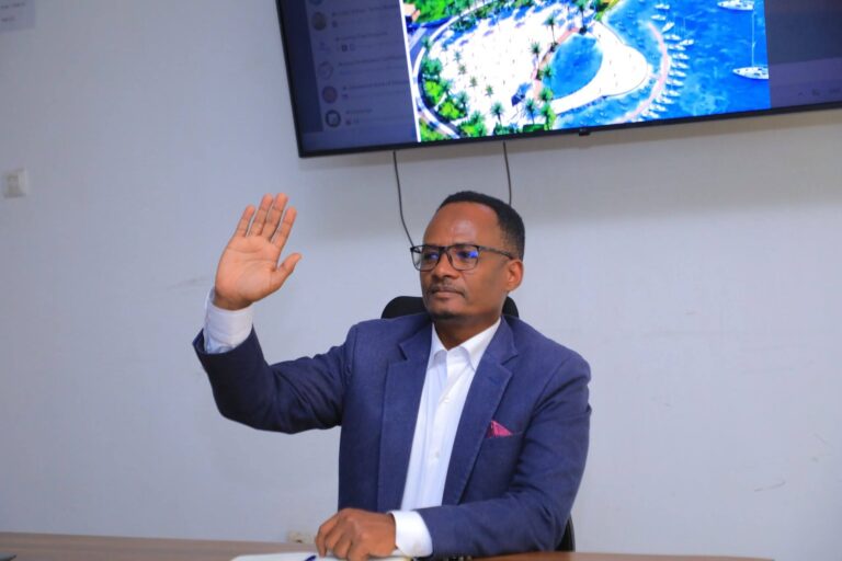 የሲዳማ ክልል ሕብረተሰብ ጤና ኢንሰቲትዩት አመራሮችና ስራተኞች ጳጉሜ -2-“የማንሰራራት ቀንን”በመዘከር ለሀዋሳ ሐይቅ ዳርቻ ልማት የአንድ ወር ደመወዛቸውን ለመለገስ መስማማታቸው ተገለጸ ።